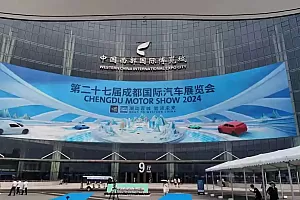 成都车博会第一天,余承东现身,香车遍地美女如云,超10万人参观