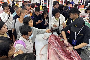 深圳食博会首日火爆,展台前排起长队,“黑科技”农作物亮相