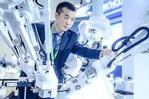 五臂腔镜手术机器人在渝亮相 有望2025年上市