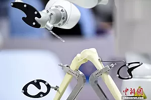 2022世界机器人大会:首款刀臂一体化操作型关节手术机器人亮相